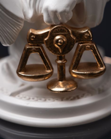 Statuette “Libra with Gold”