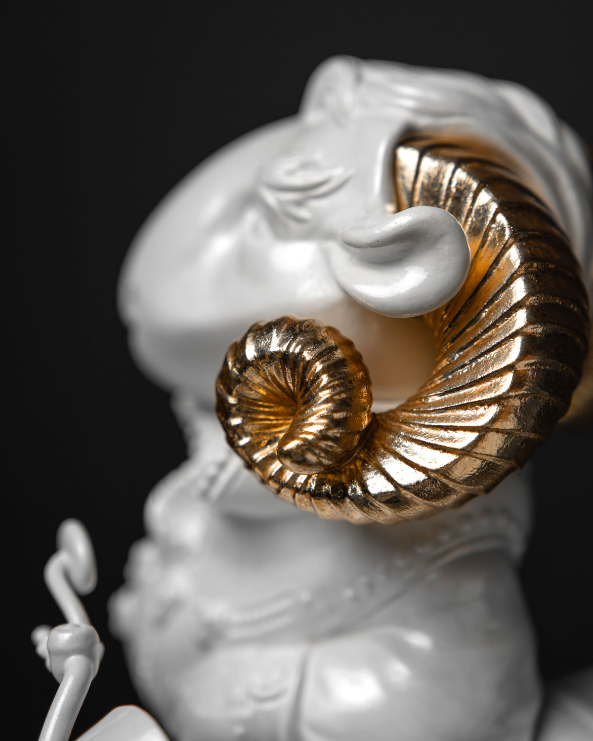 Statuette “Rebellious Aries with Gold”