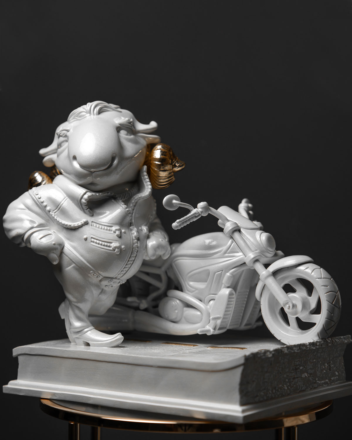 Statuette “Rebellious Aries with Gold”