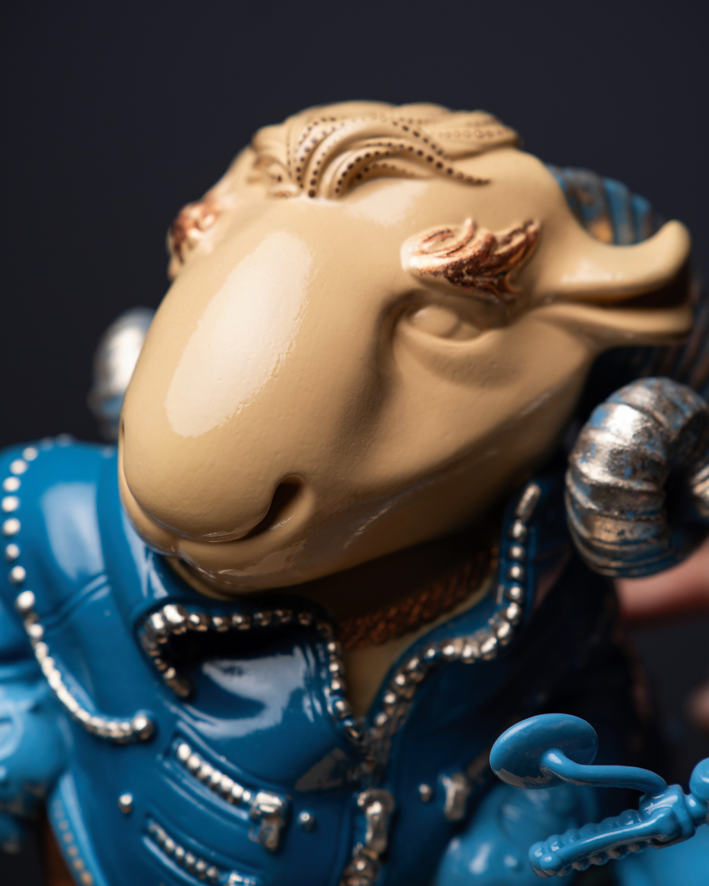 Statuette Aries – Blue Masquerade